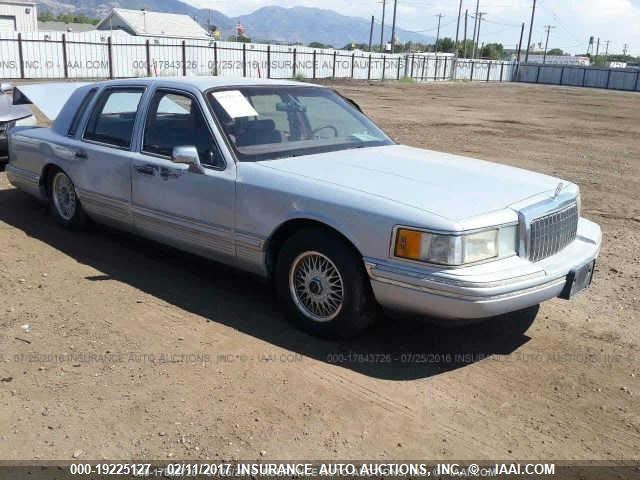 1LNLM81W9PY651668 - 1993 LINCOLN TOWN CAR EXECUTIVE SILVER photo 1