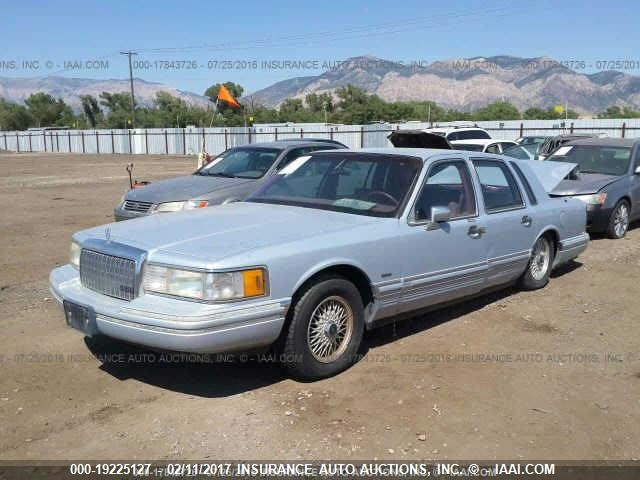 1LNLM81W9PY651668 - 1993 LINCOLN TOWN CAR EXECUTIVE SILVER photo 2
