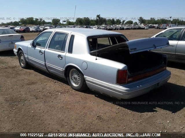 1LNLM81W9PY651668 - 1993 LINCOLN TOWN CAR EXECUTIVE SILVER photo 3