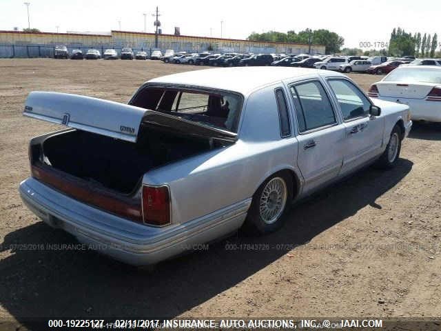 1LNLM81W9PY651668 - 1993 LINCOLN TOWN CAR EXECUTIVE SILVER photo 4