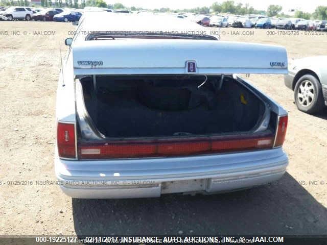 1LNLM81W9PY651668 - 1993 LINCOLN TOWN CAR EXECUTIVE SILVER photo 6