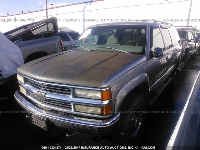 3GNGK26JXXG110006 - 1999 CHEVROLET SUBURBAN K2500 TAN photo 2