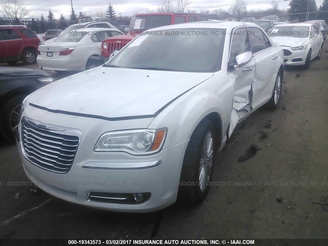 2C3CCAKT9DH646659 - 2013 CHRYSLER 300C WHITE photo 2