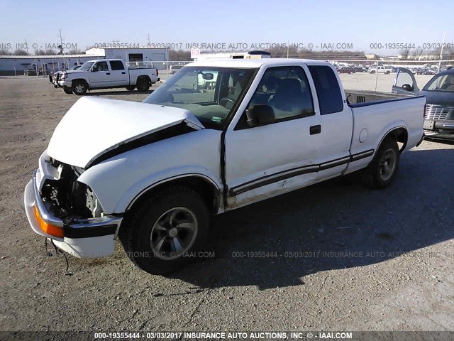 1GCCS19W428154400 - 2002 CHEVROLET S TRUCK S10 WHITE photo 2