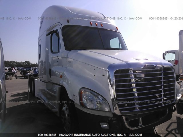 3AKJGLD57GSHB8365 - 2016 FREIGHTLINER CASCADIA 125  WHITE photo 1