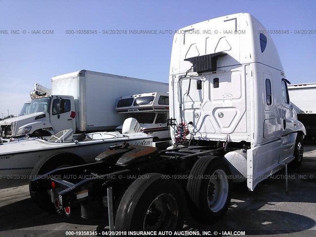 3AKJGLD57GSHB8365 - 2016 FREIGHTLINER CASCADIA 125  WHITE photo 4