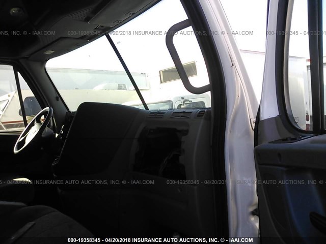 3AKJGLD57GSHB8365 - 2016 FREIGHTLINER CASCADIA 125  WHITE photo 5