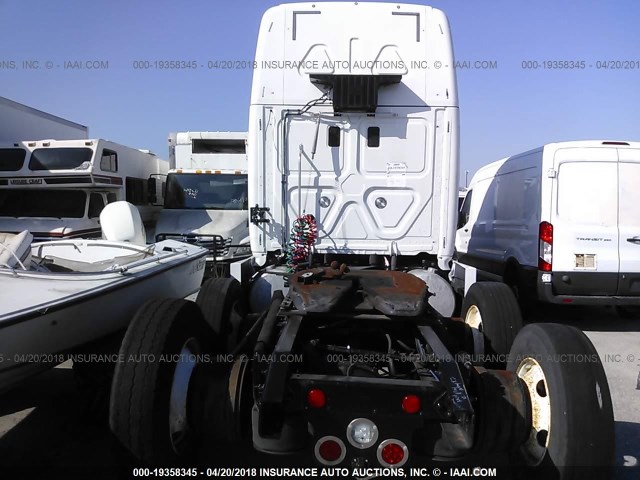 3AKJGLD57GSHB8365 - 2016 FREIGHTLINER CASCADIA 125  WHITE photo 8