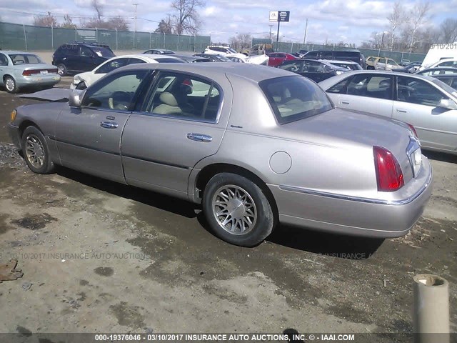 1LNHM82W52Y627073 - 2002 LINCOLN TOWN CAR SIGNATURE GOLD photo 3