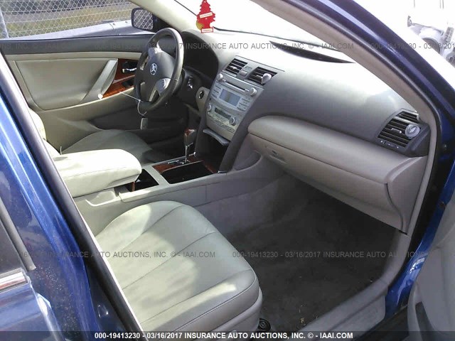 4T1BK46K69U092283 - 2009 TOYOTA CAMRY SE/LE/XLE BLUE photo 5