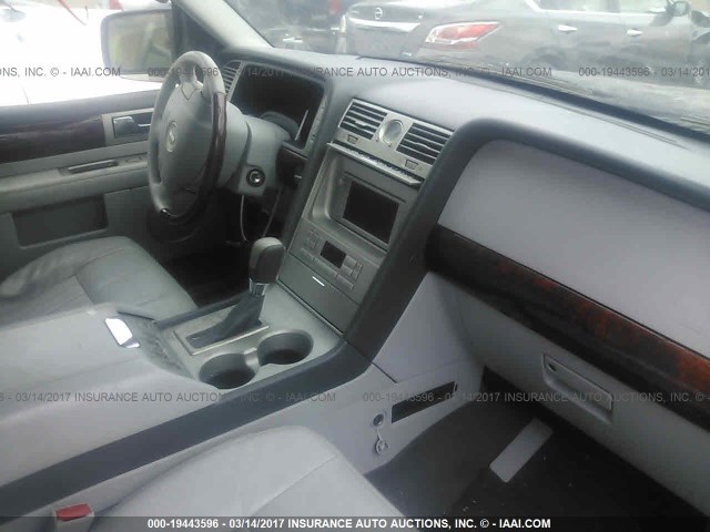 5LMFU28R54LJ33279 - 2004 LINCOLN NAVIGATOR Қара фото 5