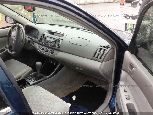 JTDBE32K120075688 - 2002 TOYOTA CAMRY LE/XLE/SE 深蓝色 照片 5