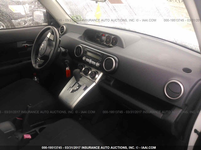 JTLKE50E581031032 - 2008 TOYOTA SCION XB WHITE photo 5