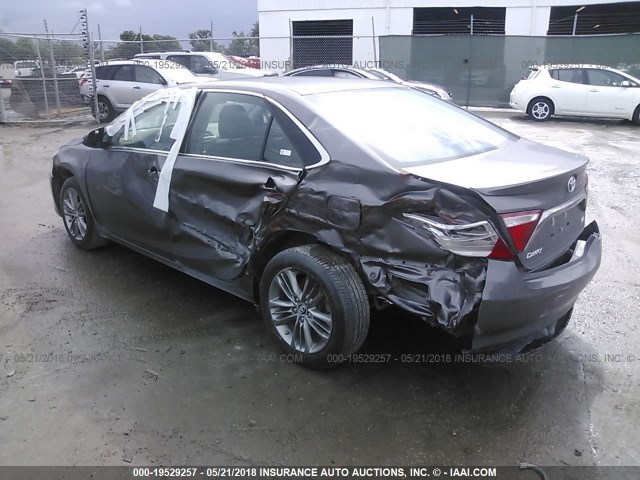 4T1BF1FK8HU695530 - 2017 TOYOTA CAMRY LE/XLE/SE/XSE Schwarz Foto 3