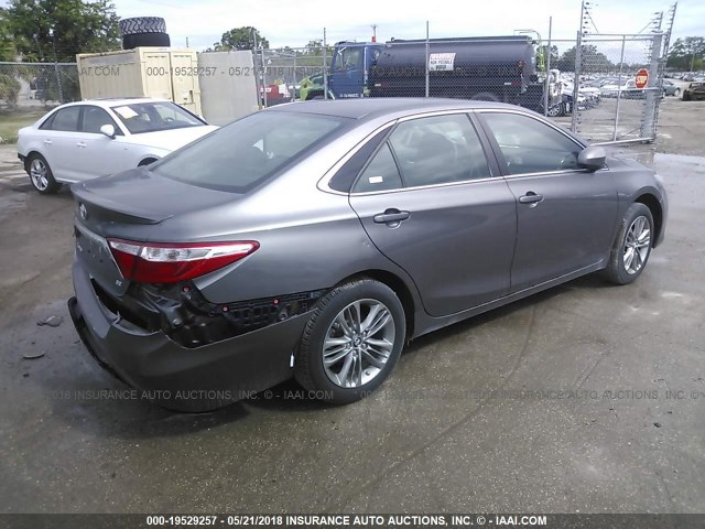 4T1BF1FK8HU695530 - 2017 TOYOTA CAMRY LE/XLE/SE/XSE Schwarz Foto 4