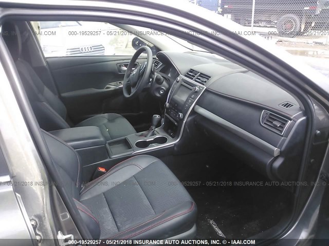 4T1BF1FK8HU695530 - 2017 TOYOTA CAMRY LE/XLE/SE/XSE Schwarz Foto 5