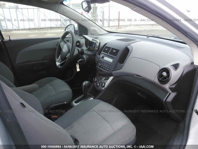 1G1JA5SH4D4161234 - 2013 CHEVROLET SONIC LS ვერცხლისფერი ფოტო 5