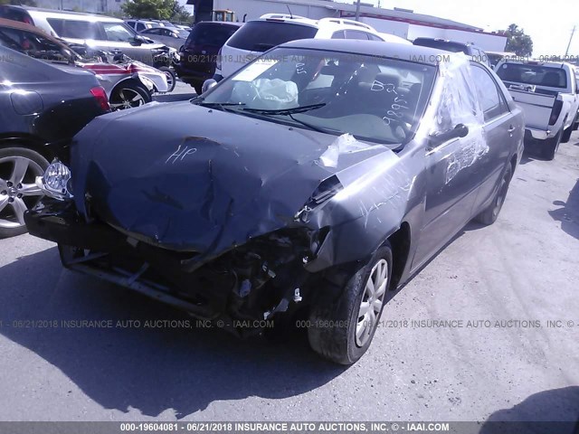 4T1BE32K35U989594 - 2005 TOYOTA CAMRY LE/XLE/SE ნაცრისფერი ფოტო 2