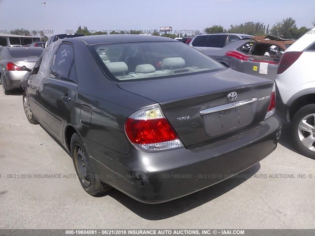 4T1BE32K35U989594 - 2005 TOYOTA CAMRY LE/XLE/SE ნაცრისფერი ფოტო 3