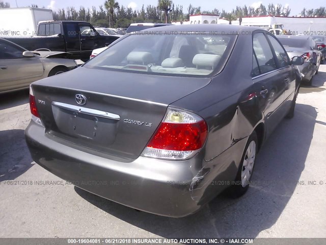 4T1BE32K35U989594 - 2005 TOYOTA CAMRY LE/XLE/SE ნაცრისფერი ფოტო 4
