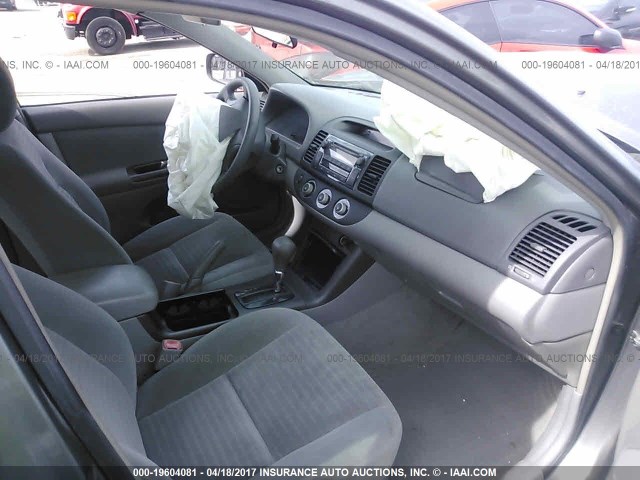 4T1BE32K35U989594 - 2005 TOYOTA CAMRY LE/XLE/SE ნაცრისფერი ფოტო 5