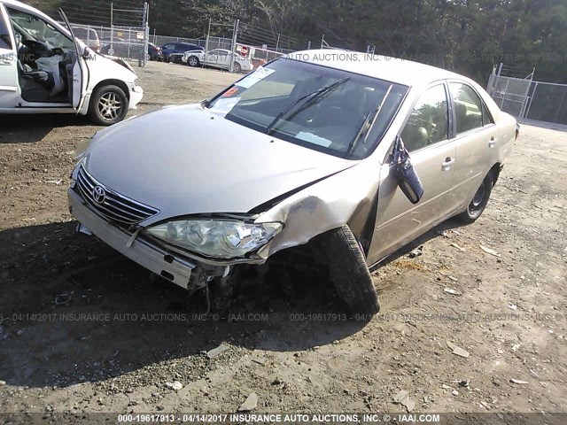 JTDBE32K363055818 - 2006 TOYOTA CAMRY LE/XLE GOLD photo 2