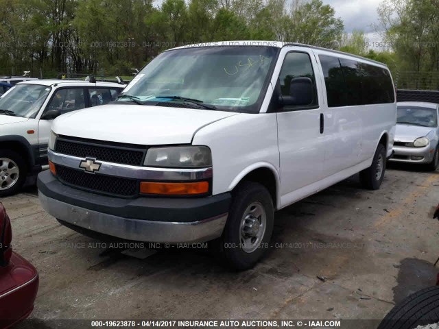 1GAHG39K381124444 - 2008 CHEVROLET EXPRESS G3500  WHITE photo 2