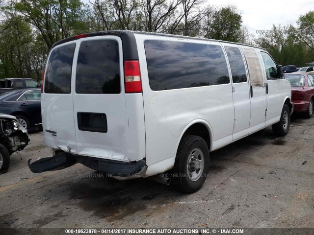 1GAHG39K381124444 - 2008 CHEVROLET EXPRESS G3500  WHITE photo 4