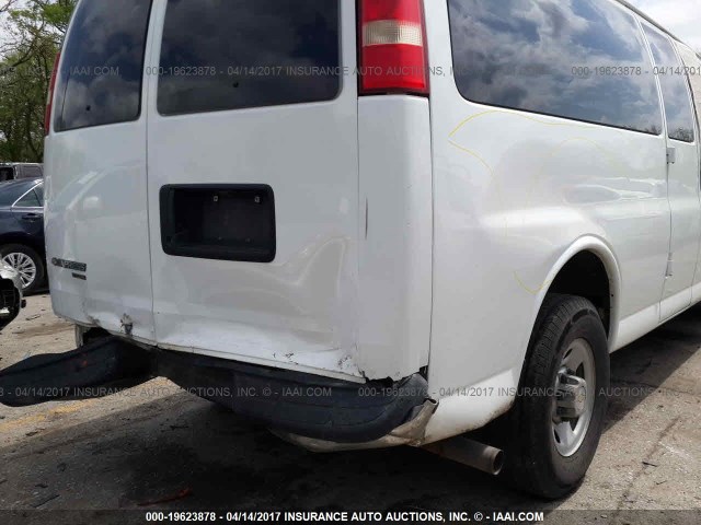 1GAHG39K381124444 - 2008 CHEVROLET EXPRESS G3500  WHITE photo 6