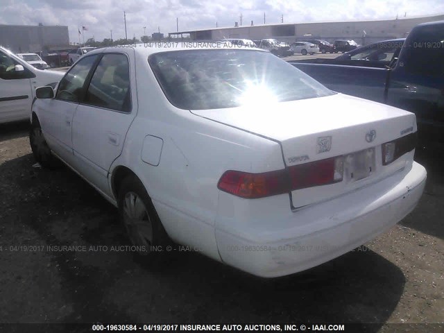 JT2BG22K6Y0401880 - 2000 TOYOTA CAMRY CE/LE/XLE თეთრი ფოტო 3
