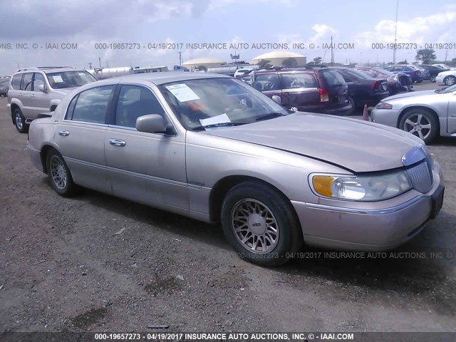 1LNFM82W0WY656087 - 1998 LINCOLN TOWN CAR SIGNATURE TAN photo 1