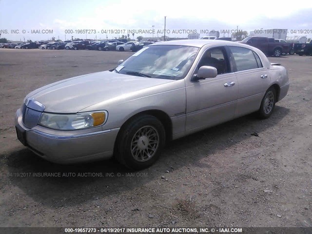 1LNFM82W0WY656087 - 1998 LINCOLN TOWN CAR SIGNATURE TAN photo 2