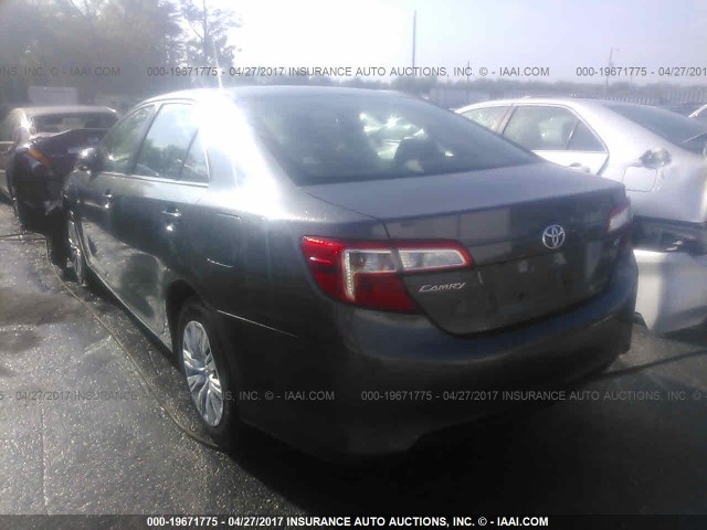 4T4BF1FK0ER381937 - 2014 TOYOTA CAMRY L/SE/LE/XLE 灰色 照片 3