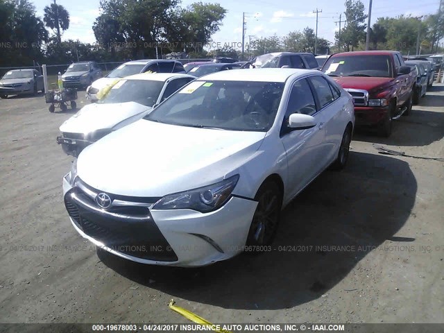 4T1BF1FK3FU072071 - 2015 TOYOTA CAMRY LE/XLE/SE/XSE WHITE photo 2