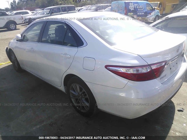 4T1BF1FK3FU072071 - 2015 TOYOTA CAMRY LE/XLE/SE/XSE WHITE photo 3