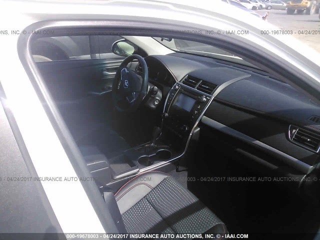 4T1BF1FK3FU072071 - 2015 TOYOTA CAMRY LE/XLE/SE/XSE WHITE photo 5