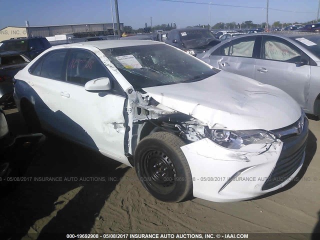 4T1BF1FK0FU019974 - 2015 TOYOTA CAMRY LE/XLE/SE/XSE WHITE photo 1