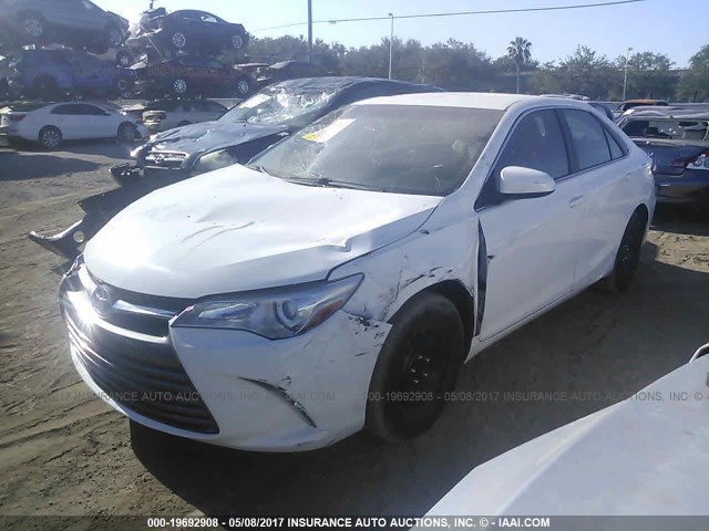 4T1BF1FK0FU019974 - 2015 TOYOTA CAMRY LE/XLE/SE/XSE WHITE photo 2