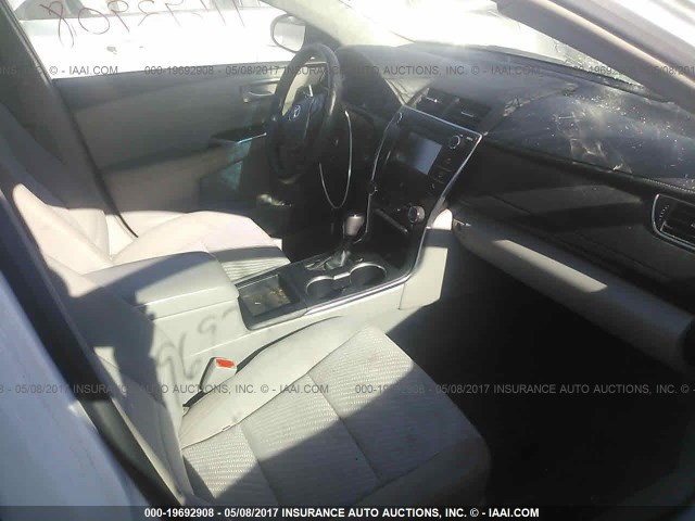 4T1BF1FK0FU019974 - 2015 TOYOTA CAMRY LE/XLE/SE/XSE WHITE photo 5