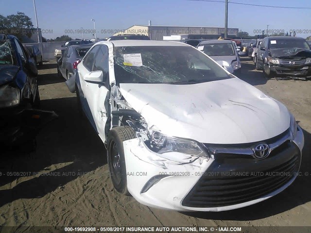 4T1BF1FK0FU019974 - 2015 TOYOTA CAMRY LE/XLE/SE/XSE WHITE photo 6