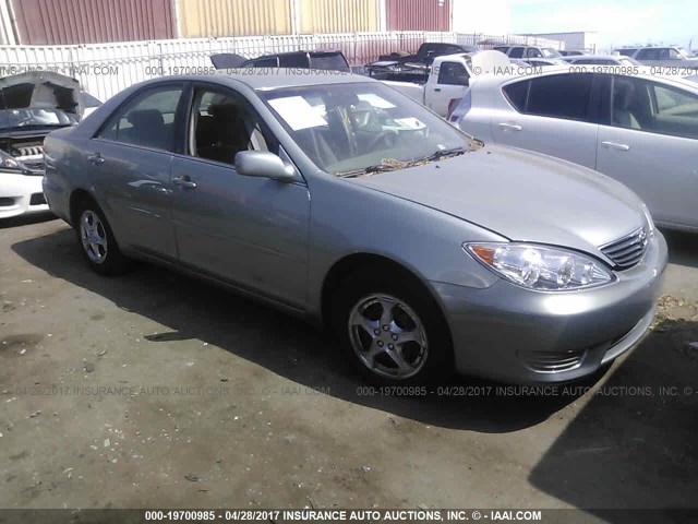 4T1BE32KX5U590052 - 2005 TOYOTA CAMRY LE/XLE/SE GRAY photo 1