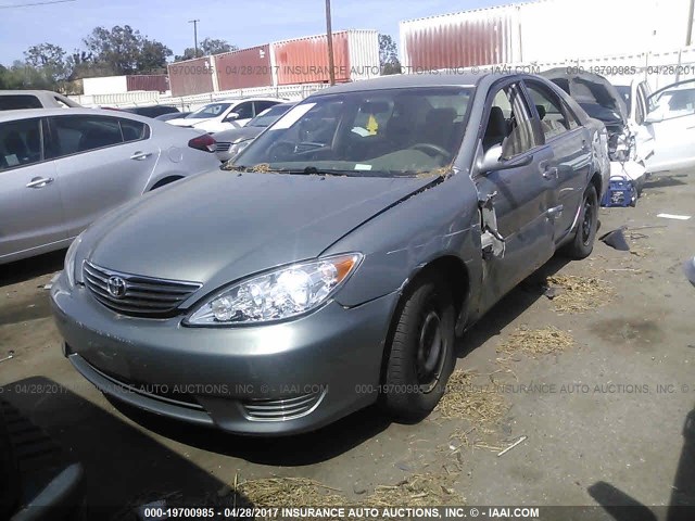 4T1BE32KX5U590052 - 2005 TOYOTA CAMRY LE/XLE/SE GRAY photo 2