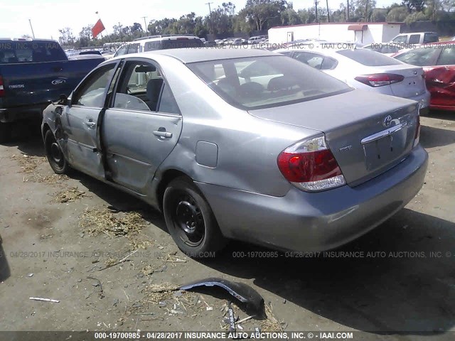 4T1BE32KX5U590052 - 2005 TOYOTA CAMRY LE/XLE/SE GRAY photo 3