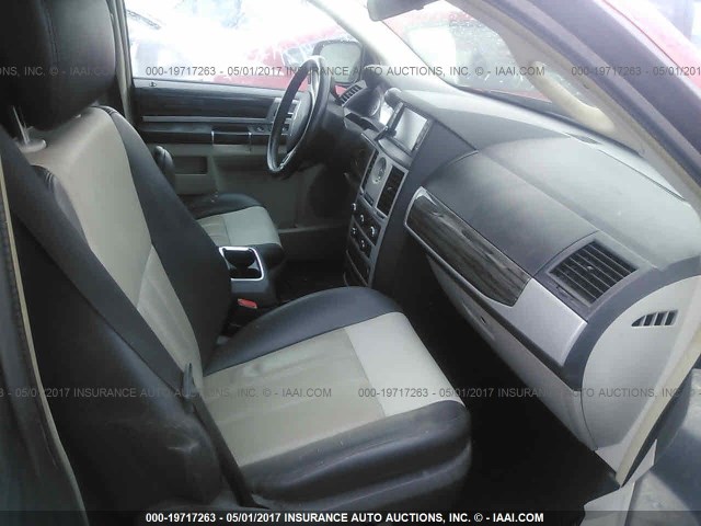 2A4RR5DX8AR279877 - 2010 CHRYSLER TOWN & COUNTRY TOURING GRAY photo 5