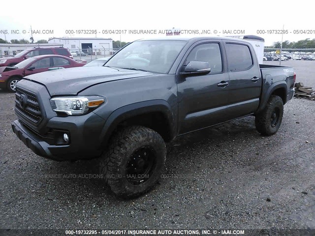 3TMCZ5ANXHM068390 - 2017 TOYOTA TACOMA DBL CAB/SR/TRDSPT/OR/PRO ნაცრისფერი ფოტო 2