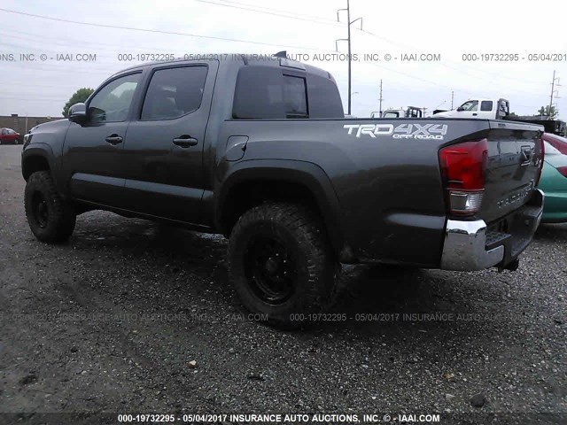 3TMCZ5ANXHM068390 - 2017 TOYOTA TACOMA DBL CAB/SR/TRDSPT/OR/PRO ნაცრისფერი ფოტო 3