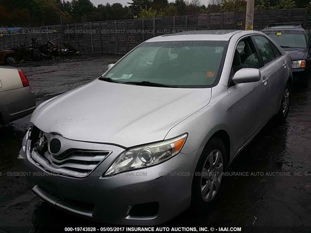4T4BF3EK8AR055164 - 2010 TOYOTA CAMRY SE/LE/XLE SILVER photo 2