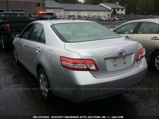 4T4BF3EK8AR055164 - 2010 TOYOTA CAMRY SE/LE/XLE SILVER photo 3