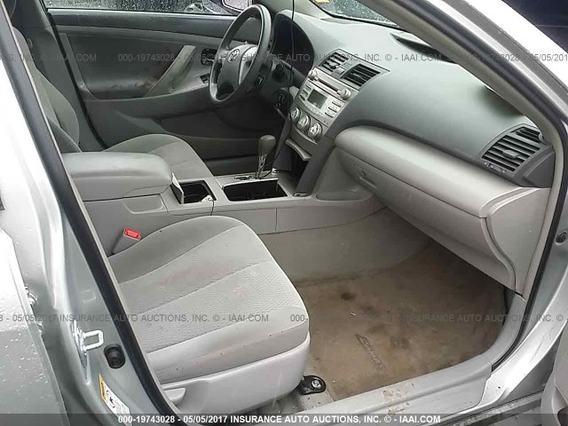 4T4BF3EK8AR055164 - 2010 TOYOTA CAMRY SE/LE/XLE SILVER photo 5