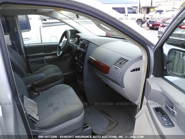 2A8HR44H68R844778 - 2008 CHRYSLER TOWN & COUNTRY LX SILVER photo 5